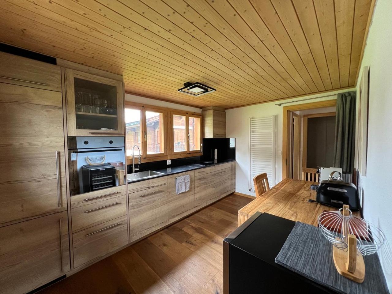 Beautiful Apartment With Stunning View Gsteig Rum bild